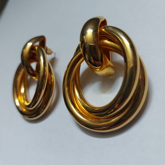 **SOLD** Vintage doorknocker hoop earrings - Picture 3 of 7